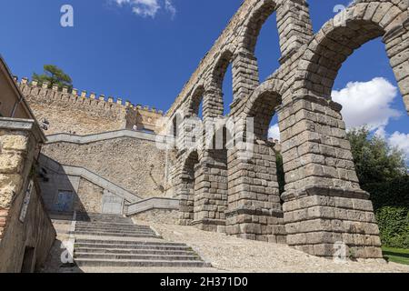 Porta della città di Postigo del Consuelo e l'Acquedotto di Segovia in SPAI Foto Stock