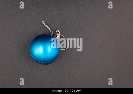 sfera di natale blu isolato su sfondo nero Foto Stock