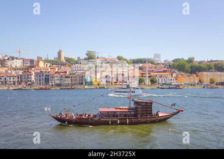 Porto, Portogallo - 15 Giugno 2018: imbarcazione turistica sul fiume Douro vicino al famoso quartiere turistico Ribeira. Foto Stock