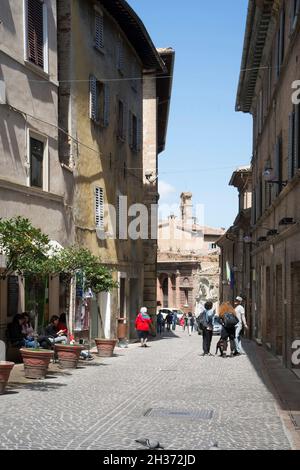 Via Donato Bramante, Patrimonio dell'Umanità dell'UNESCO, Urbino, Marche, Italia, Europa Foto Stock