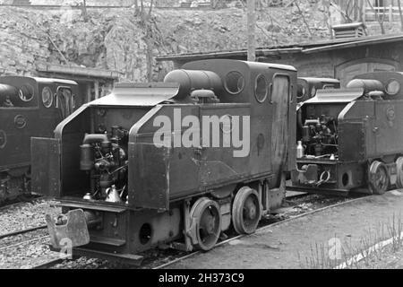 Blick auf die Lokomotiven für die Lorenwagen des Kalksandsteinbruches in Rüdersdorf bei Berlin, Deutschland 1930er Jahre. Visualizzare per i locomotori per camion treni della pietra calcarea pit a Ruedersdorf nei pressi di Berlino, Germania 1930s. Foto Stock
