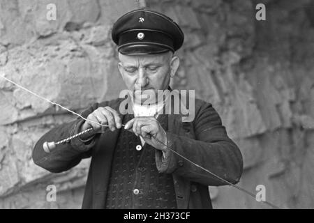 Ein Mitarbeiter im Rüdersdorf Kalksandsteinwerk bereitet eine Sprengung vor, Deutschland 1930er Jahre. Un membro del personale di un mattone con sabbia/calce azienda preparare una sabbiatura, Germania 1930s. Foto Stock