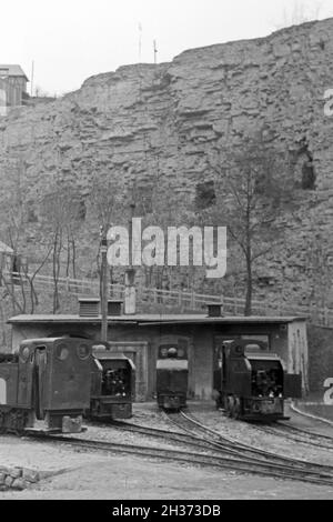 Blick auf die Lokomotiven für die Lorenwagen des Kalksandsteinbruches in Rüdersdorf bei Berlin, Deutschland 1930er Jahre. Visualizzare per i locomotori per camion treni della pietra calcarea pit a Ruedersdorf nei pressi di Berlino, Germania 1930s. Foto Stock