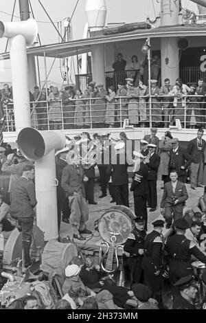 Passagiere auf der KdF Nordlandfahrt nach Norwegen mit dem Schiff " Wilhelm Gustloff', Deutschland 1930er Jahre. Passeggero della crociera in Norvegia con il KdF nave " Wilhelm Gustloff', Germania 1930s. Foto Stock