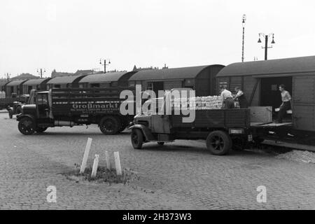 Abholung der Erdbeerernte durch den Fruchthandel a Berlino, Deutschland 1930er Jahre. Le fragole sono presi dal venditore vegetali presso la stazione di Berlin, Germania 1930s. Foto Stock