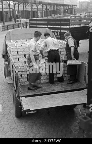 Abholung der Erdbeerernte durch den Fruchthandel a Berlino, Deutschland 1930er Jahre. Le fragole sono presi dal venditore vegetali presso la stazione di Berlin, Germania 1930s. Foto Stock