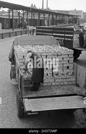 Abholung der Erdbeerernte durch den Fruchthandel a Berlino, Deutschland 1930er Jahre. Le fragole sono presi dal venditore vegetali presso la stazione di Berlin, Germania 1930s. Foto Stock