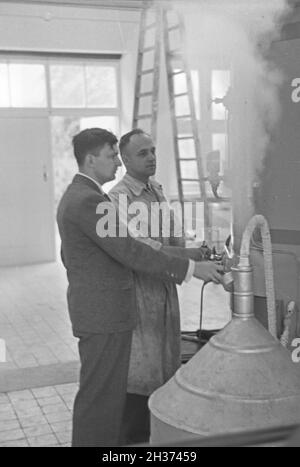 Zwei Mitarbeiter des Kaiser Wilhelm Instituts für Physik a Berlino Dahlem, Deutschland 1930er Jahre. Due membri del personale del Kaiser Wilhelm Istituto per la fisica a Berlino Dahlem, Germania 1930s. Foto Stock