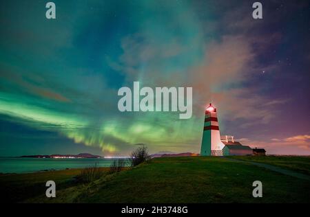 Aurora boreale danzante sul faro di Alnes a Godøy, Norvegia Foto Stock