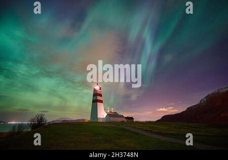 Aurora boreale danzante sul faro di Alnes a Godøy, Norvegia Foto Stock