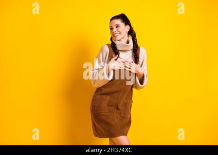 Ritratto di attraente impressionato ragazza allegra sognante felice posando avere divertimento isolato su sfondo giallo chiaro Foto Stock