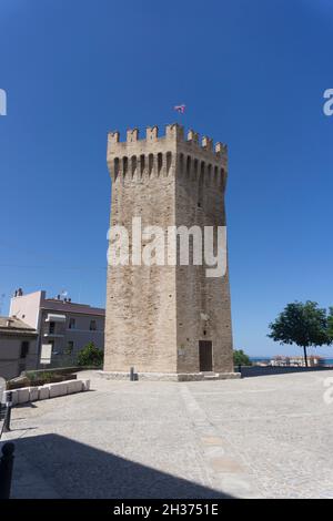 Centro storico, Piazza Giuseppe Sacconi, Torre dei Gualtieri, San Benedetto del Tronto, Marche, Italia, Europa Foto Stock