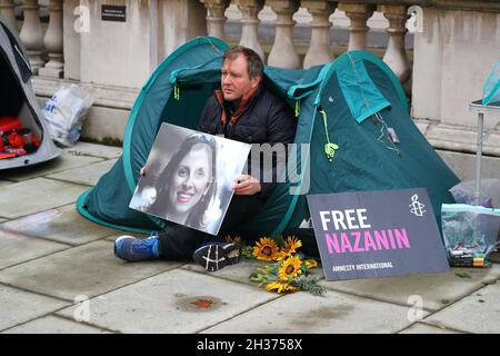 Londra, Regno Unito. 26 ottobre 2021. Londra, Regno Unito, 26 ottobre. Richard, marito di Nazanin Zaghari-Ratcliffe, inizia il secondo giorno del suo sciopero della fame fuori dall'Ufficio degli Esteri e del Commonwealth chiedendo al governo di fare di più per liberare sua moglie che è detenuta in Iran per spionaggio accuse dal 2016 e non ha visto le sue figlie da 2 anni. Credit: Uwe Deffner/Alamy Live News Foto Stock