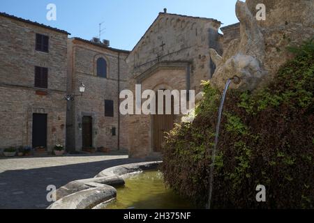 Piazza del borgo di Torre di Palme, Chiesa di San Giovanni, Marche, Italia, Europa Foto Stock