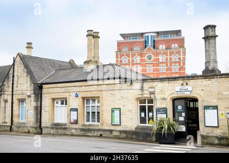 Stazione ferroviaria di Stroud con Hill Paul alle spalle in Gloucestershire, Regno Unito Foto Stock