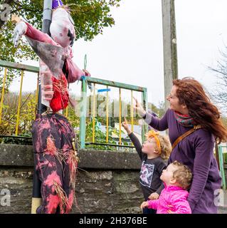 Halloween Scarecrows a Leap Village, West Cork, Irlanda Foto Stock