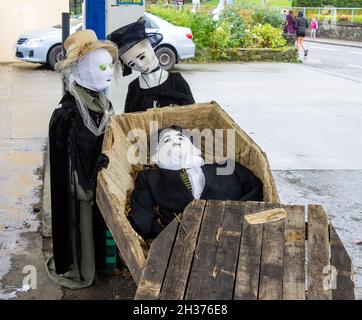 Halloween Scarecrows a Leap Village, West Cork, Irlanda Foto Stock