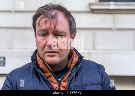 LONDRA, REGNO UNITO. 26 Ott, 2021.Richard Ratcliffe, il marito continua la sua agitazione della fame al di fuori del Foreign and Commonwealth Office per garantire il rilascio di sua moglie Nazanin Zaghari-Ratcliffe che è stato imprigionato per sei anni in Iran per le accuse di plotting per overnthrow il governo iraniano credito: amer Ghazzal/Alamy Live News Foto Stock