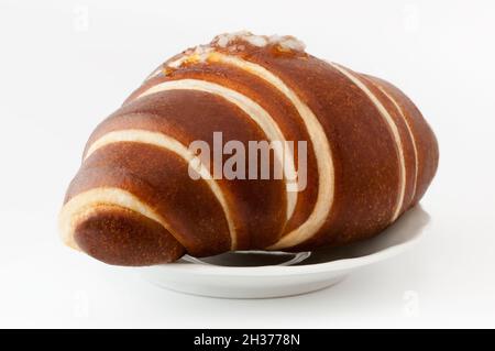 Marmellata al croissant su piatto bianco. Pasto, colazione mattina. Tracciati di ritaglio Foto Stock