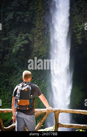 Turista che guarda alla cascata la Fortuna in Costa Rica Foto Stock