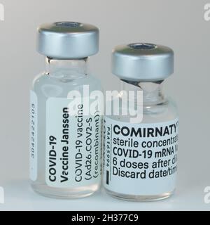 Comirnaty BioNTech Pfizer Janssen Covid-19 sfondo verde Foto Stock