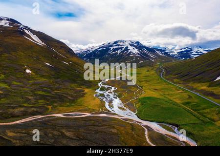 Vista aerea di una strada che attraversa il paesaggio islandese Foto Stock