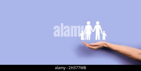 Tenere la mano giovane icona di famiglia. Assicurazione sulla vita familiare,supporto e servizi,politica familiare e supporto famiglie concepts.Happy Family Concept.Copy sp Foto Stock