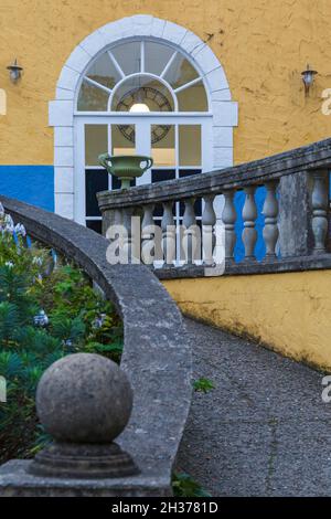 Portmeirion villaggio, Gwynedd, North Wales percorso al Town Hall café - villaggio turistico progettato e costruito da Sir Clough Williams-Ellis tra il 1925-1975 Foto Stock