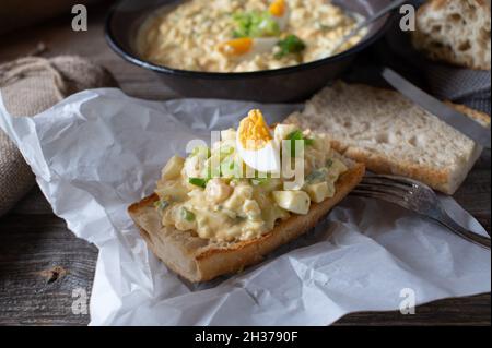 Sandwich con insalata di uova fatta in casa su tavola rustica e in legno Foto Stock