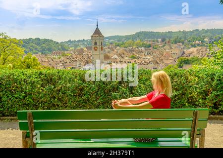 Ragazza turistica dal panorama di Schaffhausen città storica svizzera in Svizzera. Vista dei vigneti terrazzati con vista aerea del fiume Foto Stock