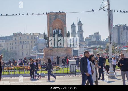 Beyoğlu,Istanbul,Turchia-Ottobre-Sabato-2021: Monumento storico in piazza Taksim. Persone che camminano e vecchi edifici Foto Stock