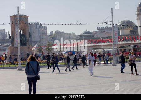 Beyoğlu,Istanbul,Turchia-Ottobre-Sabato-2021: Monumento storico in piazza Taksim. Persone che camminano e vecchi edifici Foto Stock