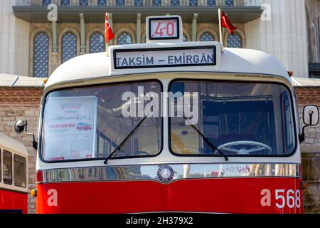 Beyoğlu,Istanbul,Turchia-Ottobre-Sabato-2021: Autobus storico di trasporto pubblico situato in piazza Taksim Foto Stock