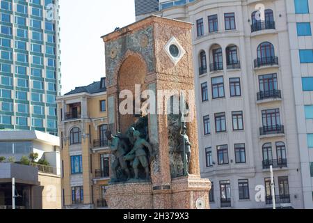 Beyoğlu,Istanbul,Turchia-Ottobre-Sabato-2021: Monumento storico in piazza Taksim. Persone che camminano e vecchi edifici Foto Stock