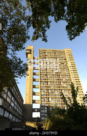 Londra, Inghilterra, Regno Unito. Trellick Tower (edificio classificato di grado II) Cheltenham Estate, Kensal Green, Londra. Inaugurato nel 1972, in stile brutalista Foto Stock