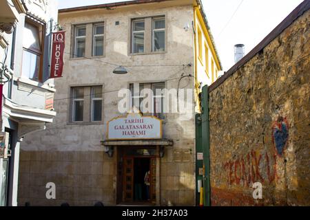 Beyoglu,Istanbul,Turchia-Ottobre-Sabato-2021: Lo storico hammam Galatasaray situato nelle strade laterali di Taksim Foto Stock