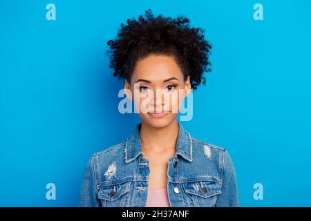 Foto di giovane donna seria indossare casual giacca denim abito isolato su sfondo color pastello blu Foto Stock