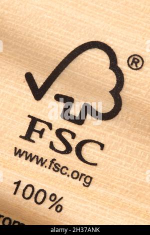 Marchio certificato FSC su legno tenero. Il logo Forest Stewardship Council (FSC) è stampato su legno conforme agli standard ambientali. Foto Stock