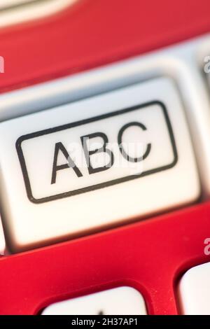 Lettere ABC su un pulsante di un dispositivo elettronico Foto Stock