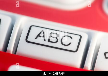 Lettere ABC su un pulsante di un dispositivo elettronico Foto Stock