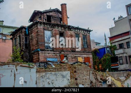 Fatih,Istanbul,Turchia-ottobre-sabato-2021: Muro demolito nel quartiere di Cibali. Abbandonato casa in rovina Foto Stock