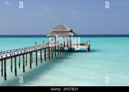 PONTOON sulla laguna, KURAMATHI ISLAND, RASDHOO ATOLL, Maldive, OCEANO INDIANO Foto Stock