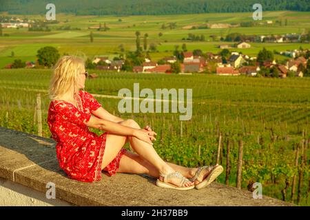 Lifestyle donna turistica in vacanza di viaggio presso le terrazze vigneto. Paesaggio panoramico al tramonto nella città di Hallau del cantone Schaffhausen in Foto Stock