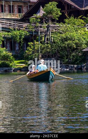 New Paltz, New York - 22 giugno 2014: Una giovane coppia naviga in una barca a remi nel lago Mohonk, un hotel in stile vittoriano situato nelle Shawangunk Mountains Foto Stock