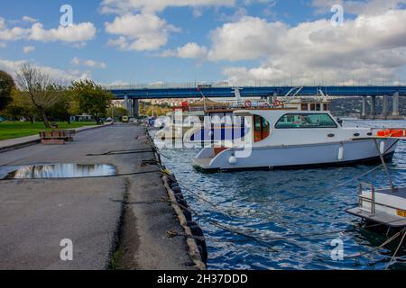 Fatih,Istanbul,Turchia-Ottobre-Mercoledì-2021: Vista sul Bosforo dalla riva del Corno d'Oro. Barche in attesa in mare Foto Stock