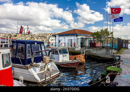 Fatih,Istanbul,Turchia-Ottobre-Mercoledì-2021: Vista sul Bosforo dalla riva del Corno d'Oro. Barche in attesa in mare Foto Stock