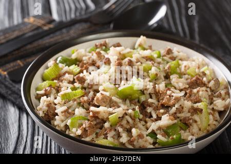 Cajun riso sporco con fegato di pollo, carne tritata, sedano e pepe e primo piano in una ciotola sul tavolo. Orizzontale Foto Stock