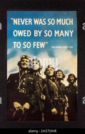 Replica WWII/Battaglia di propaganda britannica poster 'mai è stato così tanto dovuto da molti a così pochi', da un pacchetto di cimeli correlati RAF. Foto Stock