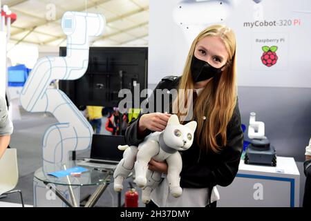 (211026) -- HEFEI, 26 ottobre 2021 (Xinhua) -- lo studente ucraino Aly detiene un gatto robotico al 4° World Voice Expo di Hefei, capitale della provincia di Anhui nella Cina orientale, 24 ottobre 2021. Aly studia cinese da sette anni e ora è una studentessa laureata all'Università di Anhui. Ha trascorso il suo tempo a provare i prodotti high-tech al World Voice Expo e ritiene che questi prodotti potrebbero rendere la vita migliore per noi. Le aziende e gli sviluppatori specializzati in intelligenza artificiale (ai) e tecnologia vocale si sono riuniti a Hefei, capitale della provincia di Anhui nella Cina orientale lunedì per il 4° mondo Foto Stock