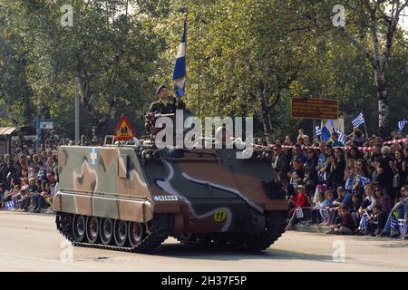 Salonicco, Grecia - Ottobre 28 2019: OXI Day Parata dei carri armati dell'Esercito Greco. marcia militare ellenica durante la festa nazionale, con la folla che acclama le bandiere. Foto Stock